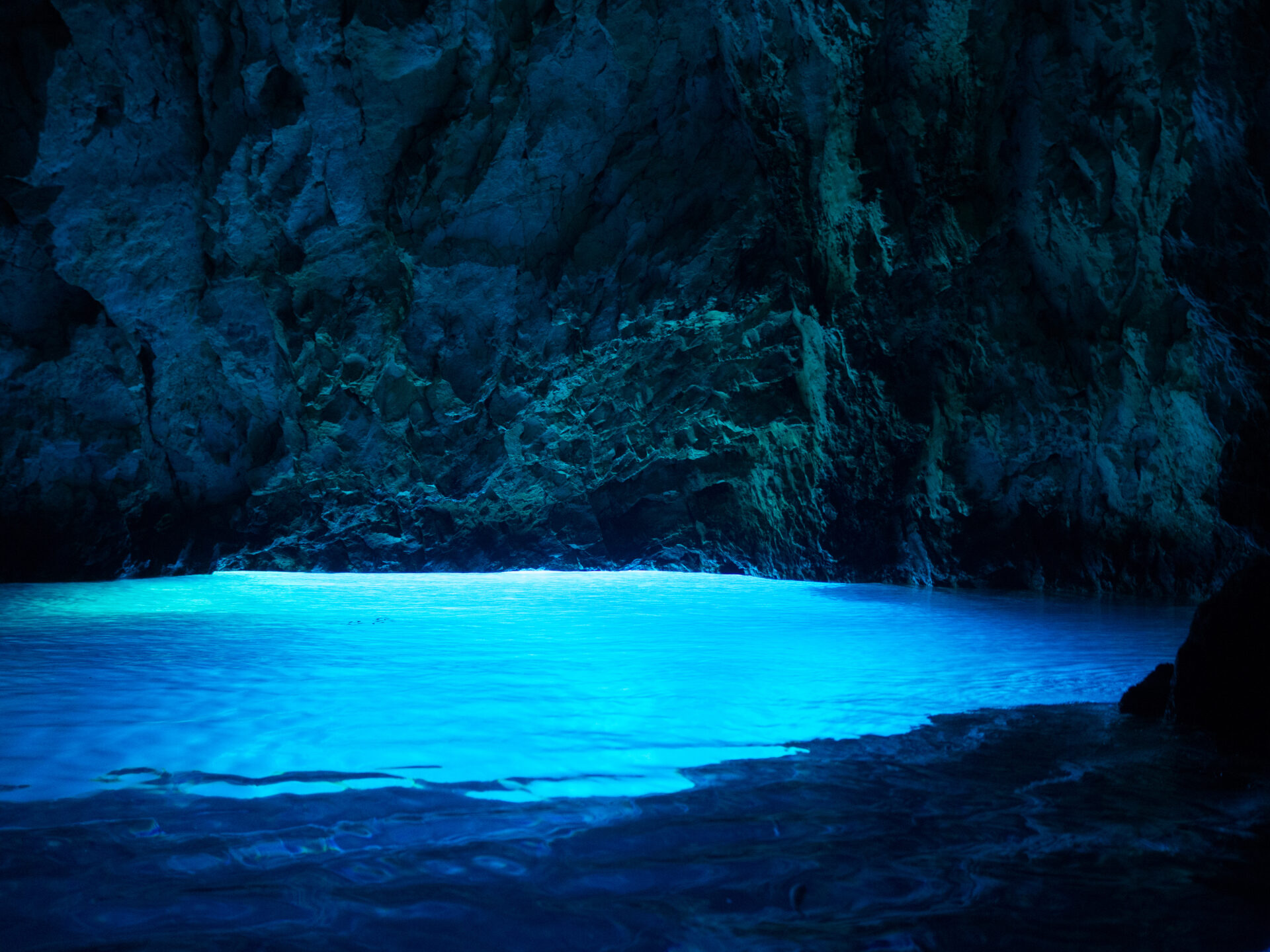 Island Vis - Blue Cave